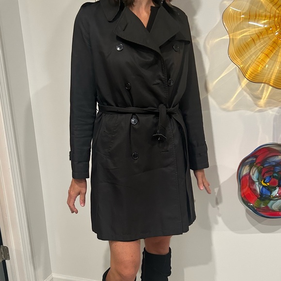 Burberry Removable Lining All Season Elegant Black Trench Coat with Size 6